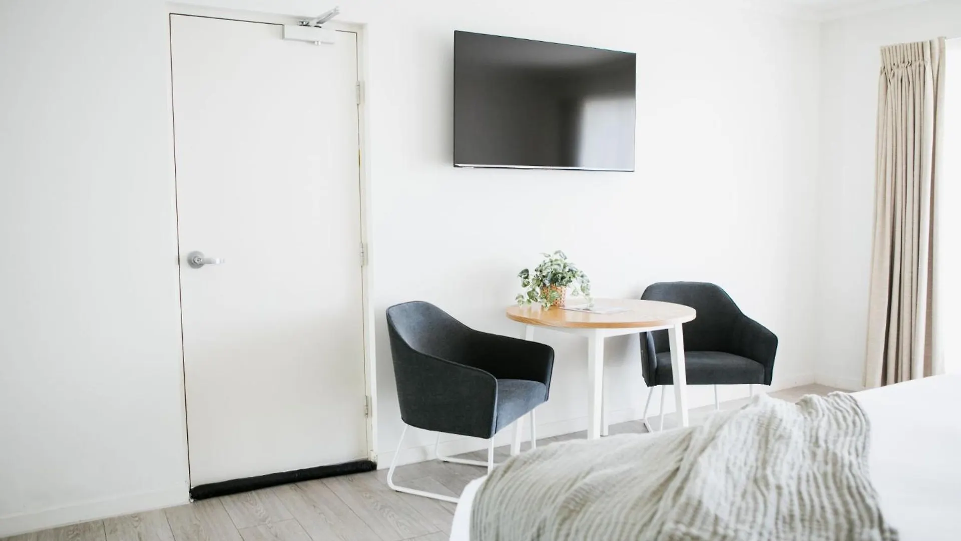 ****  Noosa Heads Motel Australia